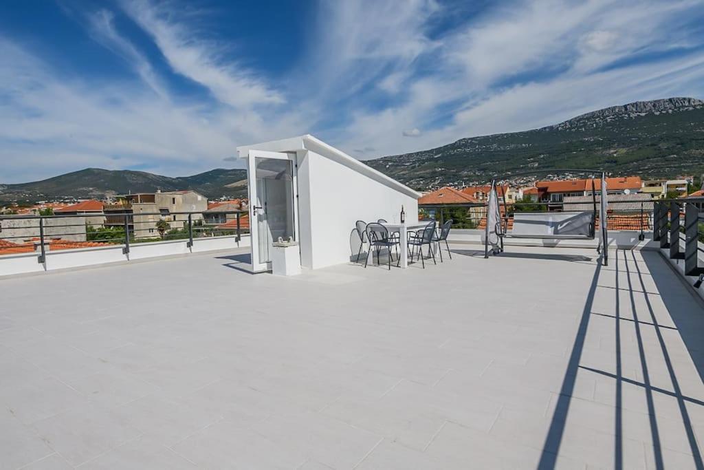 Stunning Beachfront Apartment With Roof Terrace Kaštela Extérieur photo